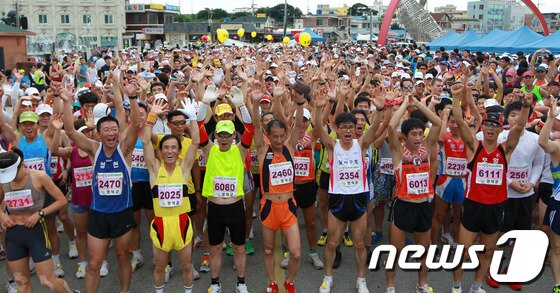 본문 이미지 - 제8회 경북 영덕로하스해변 전국 마라톤 대회에 참가한 마라토너들./사진제공=영덕군© News1 