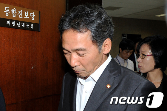 (서울=뉴스1) 박정호 기자 = 통합진보당 정진후 의원(왼쪽)과 김제남 의원이 23일 오전 서울 여의도 국회 당 의정대표단에서 이석기ㆍ김재연 의원 제명처리를 위한 의원총회를 위해 …