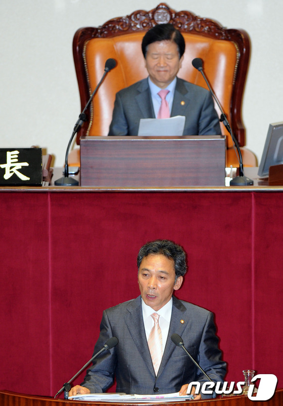 (서울=뉴스1) 박정호 기자 = 정진후 통합진보당 의원이 23일 오후 서울 여의도 국회 본회의장에서 속개된 교육·사회·문화 분야 대정부질문에서 질의를 하고 있다. 2012.7.23 …