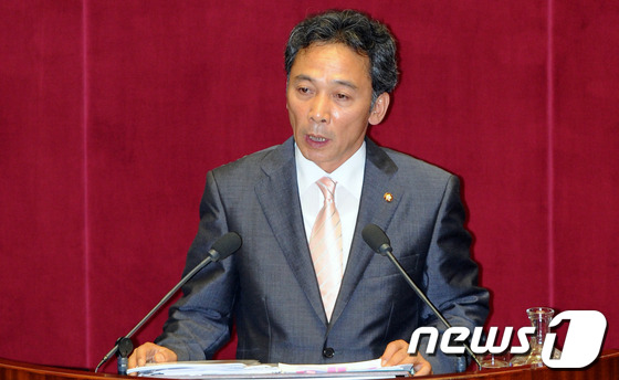 (서울=뉴스1) 박정호 기자 = 정진후 통합진보당 의원이 23일 오후 서울 여의도 국회 본회의장에서 속개된 교육·사회·문화 분야 대정부질문에서 질의를 하고 있다. 2012.7.23 …