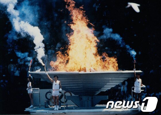 본문 이미지 - 1988년 대한민국 서울 올림픽 개막식에서 3명의 주자가 성화를 봉송하고 있다. (출처 : 국가기록원)