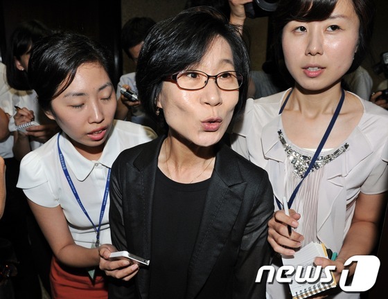 (서울=뉴스1) 이종덕 기자 = 통합진보당 김제남 의원이 23일 오후 서울 여의도 국회의사당 의정지원단에서 열린 의원총회에 참석하며 기자들의 질문에 답변하고 있다. 통합진보당은 이 …