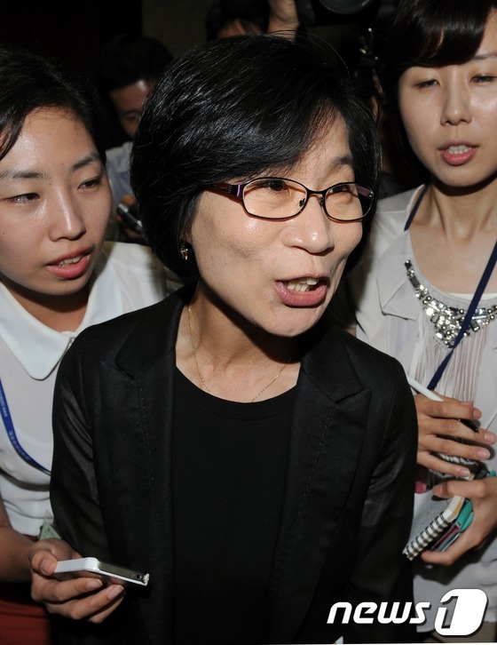 (서울=뉴스1) 이종덕 기자 = 통합진보당 김제남 의원이 23일 오후 서울 여의도 국회의사당 의정지원단에서 열린 의원총회에 참석하며 기자들의 질문에 답변하고 있다. 통합진보당은 이 …