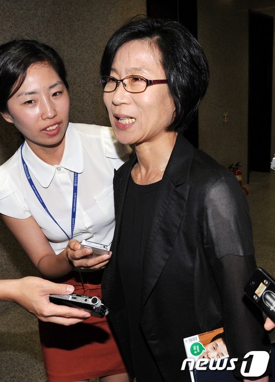 (서울=뉴스1) 이종덕 기자 = 통합진보당 김제남 의원이 23일 오후 서울 여의도 국회의사당 의정지원단에서 열린 의원총회에 참석하며 기자들의 질문에 답변하고 있다. 통합진보당은 이 …