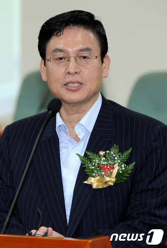 (서울=뉴스1) 박정호 기자 = 새누리당 정우택 의원이 24일 오후 서울 여의도 국회 의원회관에서 열린 서민금융활성화 및 소상공인지원포럼 공개토론회에서 축사를 하고 있다. 2012 …