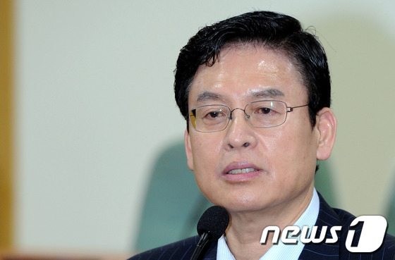 (서울=뉴스1) 박정호 기자 = 새누리당 정우택 의원이 24일 오후 서울 여의도 국회 의원회관에서 열린 서민금융활성화 및 소상공인지원포럼 공개토론회에서 축사를 하고 있다. 2012 …