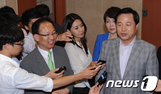 본문 이미지 - 민주통합당 대선경선 후보인 김두관 전 경남도지사가 24일 오후 서울 여의도 국회에서 이명박 대통령의 대국민 사과문 발표와 관련 기자회견을 마친 후 취재진의 질문에 답하고 있다. 2012.7.24/뉴스1 © News1 양동욱 기자