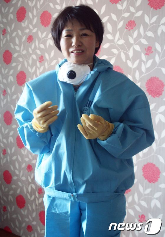 본문 이미지 - 24일 '울산 자매 살인사건' 현장을 청소한 울산범죄피해자지원센터 오정숙 사무국장이 뉴스1과의 인터뷰를 하고 있다. 그는 자매를 살해한 법인을 꼭 잡아 법의 심판을 받게 해야한다고 강조했다. © News1 변의현 기자 