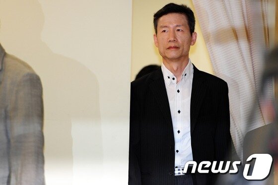 본문 이미지 - 114일 동안 중국에 강제 구금됐다 석방된 북한인권운동가 김영환 씨가 25일 오전 서울 중구 정동 사랑의 열매 회관에서 석방 기자회견을 갖기 위해 입장하고 있다. 기자회견에서 김씨는 중국에서 체포된 경위와 구금 시설에 수용된 이후 상황, 앞으로의 계획 등에 대해 밝혔다. 2012.7.25/뉴스1 © News1 한재호 기자