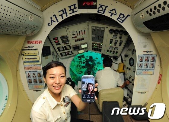 본문 이미지 - SK텔레콤이 제주도 서귀포잠수함에 설치한 LTE망으로 잠수함과 서귀포항을 연결, VoLTE 를 시연하고 있다. © News1   허경 기자