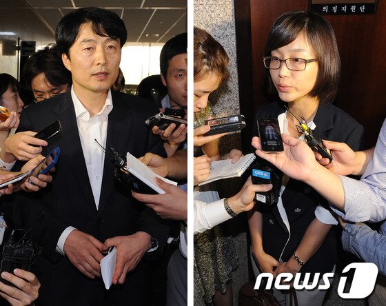 본문 이미지 - 통합진보당 이석기, 김재연 의원이 26일 서울 여의도 국회의사당에서 열린 의원총회를 마친 후 기자들의 질문에 답변하고 있다. 의총에서 의원투표방식으로 결정된 이석기·김재연 의원에 대한 제명안은 부결됐다. 2012.7.26/뉴스1 © News1 이종덕 기자