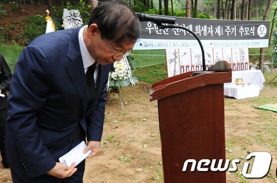 본문 이미지 - 박원순 서울시장이 27일 오전 서울 서초구 우면산 산사태 현장에서 열린 '우면산 산사태 1주기 추모식'에 참석해 추도사를 마친 뒤 유가족을 향해 고개숙여 인사하고 있다. 2012.7.27/뉴스1 © News1   허경 기자