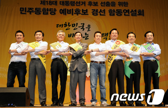 (대전=뉴스1) 박세연 기자 = 27일 오후 대전시 유성구 컨벤션센터에서 열린 제18대 대통령선거 후보 선출을 위한 민주통합당 예비후보 경선 합동연설에서 예비후보들이 손을 맞잡아 …