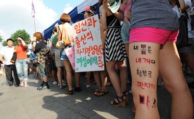 본문 이미지 - 여성운동단체 잡년행동이 지난 2011년 서울 종로구 탑골공원 앞에서 야한 옷차림을 하고 여성의 권리를 주장하는 시위인 슬럿워크(Slut Walk) 행사를 여는 모습.  (서울=뉴스1) 허경 기자 ⓒ News1