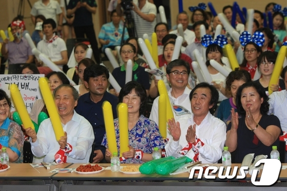 (광주=뉴스1) 김태성 기자 = 광주여자대학교(총장 주자문)는 29일 오후 11시 런던올림픽 양궁 종목에 출전하는 광주여대 양궁부 출신 기보배 선수의 단체전 금메달을 기원하는 단체 …
