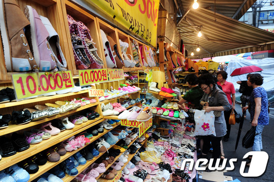 (서울=뉴스1) 안은나 인턴기자 = 3일 오후 7월 1일 부터 의무 가격표시제를 실시한 남대문 시장의 점포에 가격표가 붙어있다. 그러나 실제 가격을 표시해 둔 업소의 참여율이 극히 …