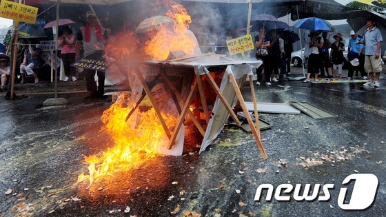 (서울=뉴스1) 손형주 인턴기자 = 30일 오후 서울 용산 이촌동 철도정비창 앞에서 서부이촌동 주민들이 용산 역세권 조속 개발 촉구집회를 열고 있는 가운데 역세권 개발을 찬성하는 …
