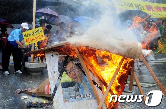(서울=뉴스1) 손형주 인턴기자 = 30일 오후 서울 용산 이촌동 철도정비창 앞에서 서부이촌동 주민들이 용산 역세권 조속 개발 촉구집회를 열고 있는 가운데 역세권 개발을 찬성하는 …