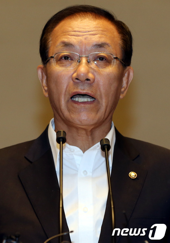 (서울=뉴스1) 이광호 기자 = 새누리당 황우여 대표가 31일 오전 국회에서 열린 의원총회에 참석해 민주통합당 박지원 원내대표 관련 발언을 하고 있다.2012.7.31/뉴스1
