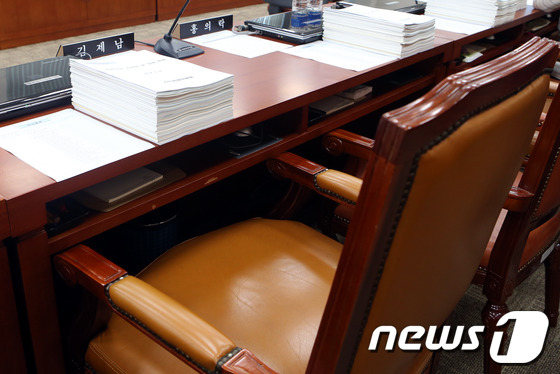 (서울=뉴스1) 이광호 기자 = 31일 오전 국회에서 열린 지식경제위원회 전체회의에 불참한 통합진보당 김제남 의원의 자리가 비어있다. 통합진보당은 김제남 의원의 무효표로 이석기,김 …