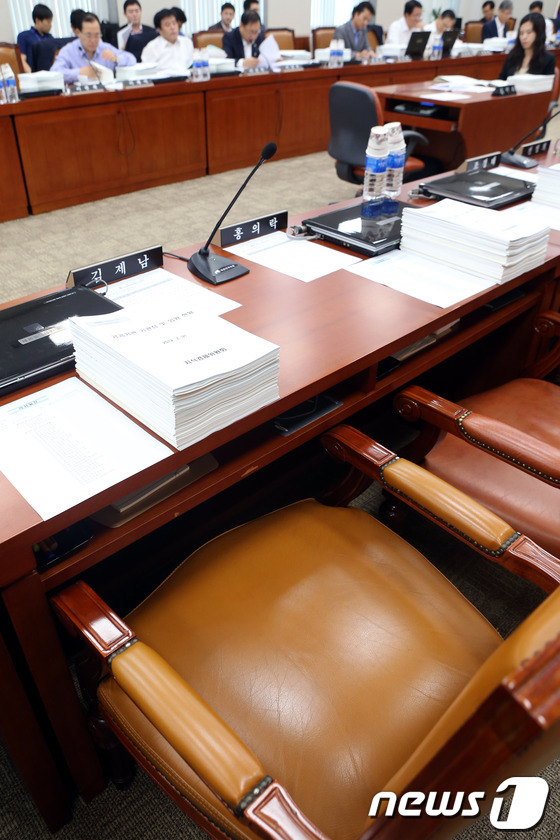 (서울=뉴스1) 이광호 기자 = 31일 오전 국회에서 열린 지식경제위원회 전체회의에 불참한 통합진보당 김제남 의원의 자리가 비어있다. 통합진보당은 김제남 의원의 무효표로 이석기,김 …