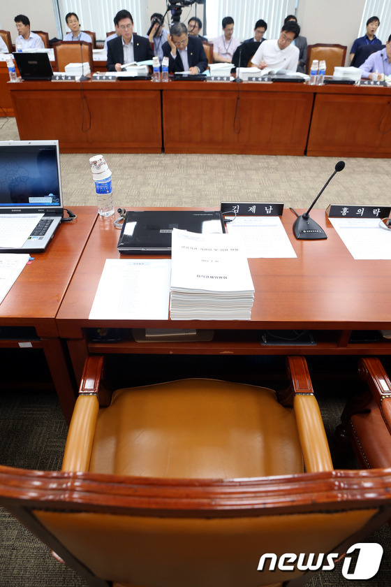 (서울=뉴스1) 이광호 기자 = 31일 오전 국회에서 열린 지식경제위원회 전체회의에 불참한 통합진보당 김제남 의원의 자리가 비어있다. 통합진보당은 김제남 의원의 무효표로 이석기,김 …