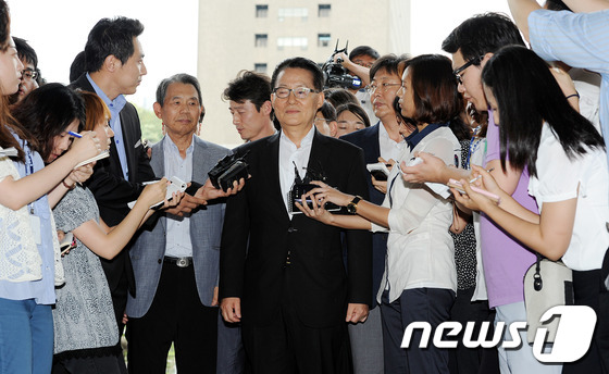 (서울=뉴스1) 박세연 기자 = 저축은행으로 부터 금품수수 혐의를 받고 있는 박지원 민주통합당 원내대표가 31일 오후 검찰 조사를 받기위해 서울 서초구 대검찰청으로 출두하고 있다. …