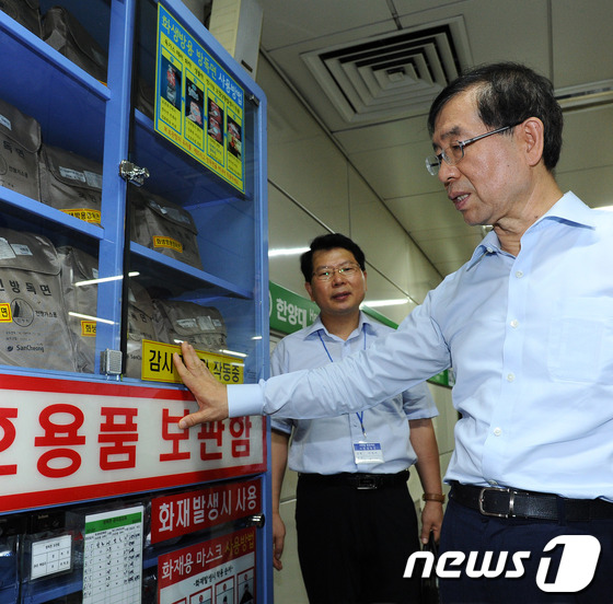 (서울=뉴스1) 김보영  = 31일 오후 서울 왕십리역 대합실에서 박원순 서울시장은 '서울 지하철 불편사항 어떻게 개선할까요?'라는 주제로 온라인 청책 행사에 참여해 지하철 승강장 …