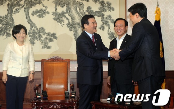 (서울=뉴스1) 이종덕 기자 = 강창희 국회의장이 4일 서울 서울 여의도 국회의사당 접견실에서 통합진보당 김선동,노회찬,심상정 의원을 만나 인사를 나누고 있다. 세 의원은 강 의장 …