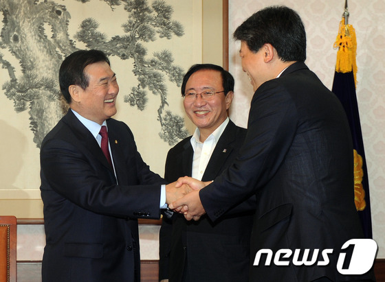 (서울=뉴스1) 이종덕 기자 = 강창희 국회의장이 4일 서울 서울 여의도 국회의사당 접견실에서 통합진보당 김선동,노회찬,심상정 의원을 만나 인사를 나누고 있다. 세 의원은 강 의장 …