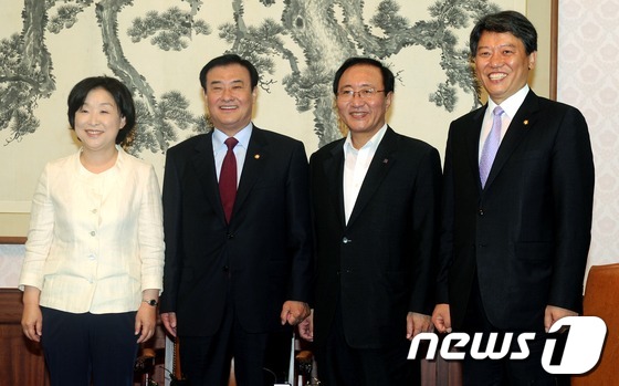 (서울=뉴스1) 이종덕 기자 = 강창희 국회의장이 4일 서울 서울 여의도 국회의사당 접견실에서 통합진보당 심상정,노회찬, 김선동 의원과 면담에 앞서 포즈를 취하고 있다. 세 의원은 …