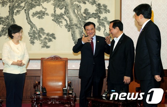 (서울=뉴스1) 이종덕 기자 = 강창희 국회의장이 4일 서울 서울 여의도 국회의사당 접견실에서 통합진보당 심상정,노회찬, 김선동 의원을 만나고 있다. 세 의원은 강 의장에게 상임위 …