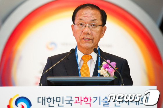 (서울=뉴스1) 유승관 기자 = 황우여 새누리당 대표가 5일 오전 서울 강남구 삼성동 코엑스 오디토리움에서 열린 '2012 대한민국과학기술연차대회'에서 축사를 하고 있다. 2012 …