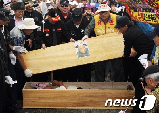 (파주=뉴스1) 허경 기자 = 어버이연합 및 보수단체 회원들이 5일 오후 경기도 파주시 통일대교 남측 입구에서 열린 노수희 범민련 부의장 귀환 규탄집회에서 휴전선을 넘은 노수희 부 …