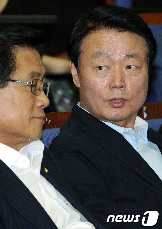 본문 이미지 - 국회 문화방송통신위원회 위원장으로 내정된 새누리당 한선교 의원이 6일 국회의사당에서 열린 상임위원장 선출을위한 새누리당 의원총회에 참석해 동료의원들과 이야기를 나누고 있다. 2012.7.5/뉴스1