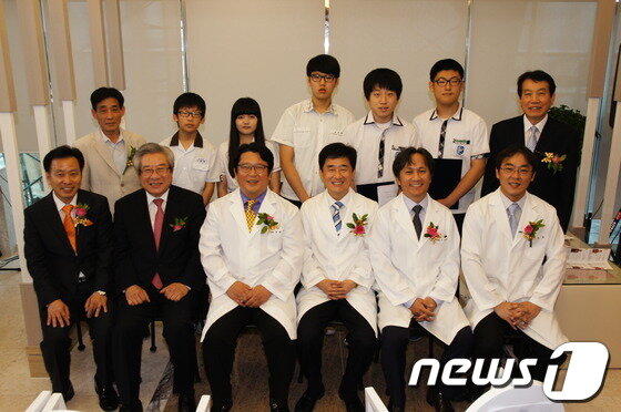 본문 이미지 - 7일 개원한 BB성형외과는 이날 성신고와 옥동중 2곳의 학교와 자매결연을 체결하고 장학금 300만원씩을 전달했다. © News1 