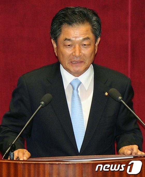 (서울=뉴스1) 이종덕 기자 = 국회 교육과학기술위원회 위원장으로 선출된 민주통합당 신학용 의원이 9일 서울 여의도 국회 본회의장에서 인사말을 하고 있다. 2012.7.9/뉴스1