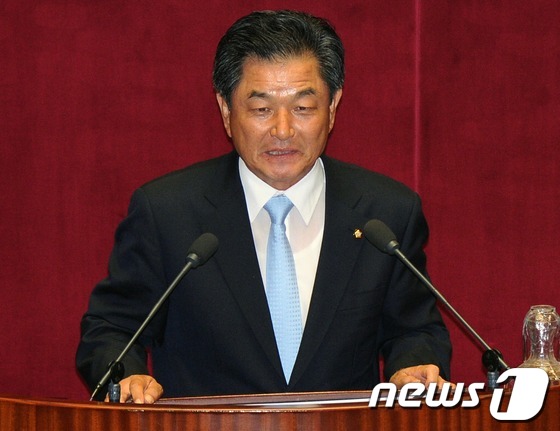 (서울=뉴스1) 이종덕 기자 = 국회 교육과학기술위원회 위원장으로 선출된 민주통합당 신학용 의원이 9일 서울 여의도 국회 본회의장에서 인사말을 하고 있다. 2012.7.9/뉴스1