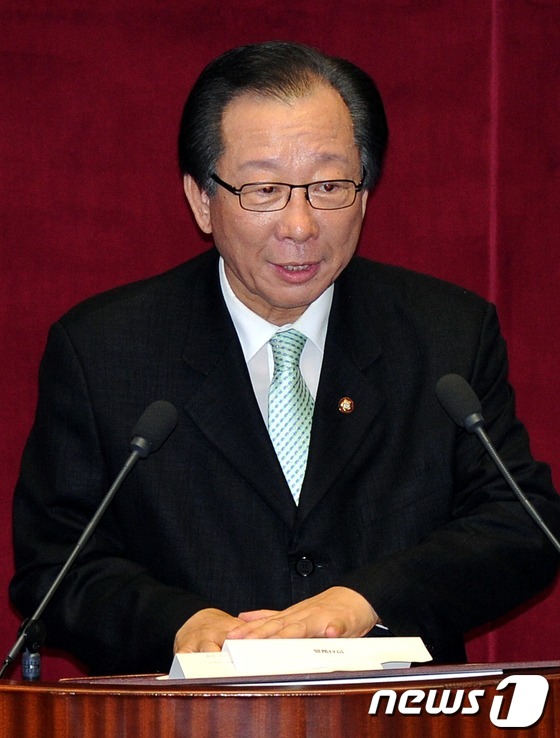 (서울=뉴스1) 이종덕 기자 = 국회 외교통상통일위원회 위원장으로 선출된 새누리당 안홍준 의원이 9일 서울 여의도 국회 본회의장에서 인사말을 하고 있다. 2012.7.9/뉴스1