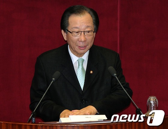 (서울=뉴스1) 이종덕 기자 = 국회 외교통상통일위원회 위원장으로 선출된 새누리당 안홍준 의원이 9일 서울 여의도 국회 본회의장에서 인사말을 하고 있다. 2012.7.9/뉴스1