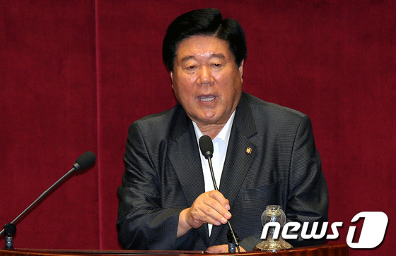 (서울=뉴스1) 박정호 기자 = 국회 농림수산식품위원장에 선출된 민주통합당 최규성 의원이 9일 오후 서울 여의도 국회 본회의장에서 당선 인사를 하고 있다. 2012.7.09/뉴스1 …