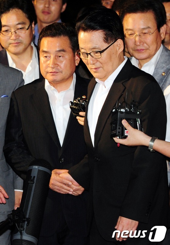 (서울=뉴스1) 이정선 기자 = 저축은행 금품수수 혐의를 받고 있는 박지원 민주통합당 원내대표가 1일 새벽 서울 서초구 대검찰청에서 11시간 가량의 조사를 받은 후 귀가 하고 있다 …