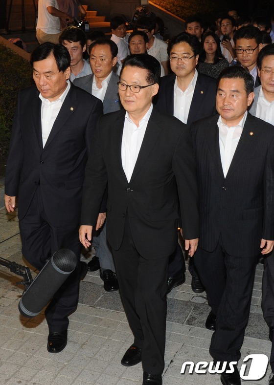 (서울=뉴스1) 이정선 기자 = 저축은행 금품수수 혐의를 받고 있는 박지원 민주통합당 원내대표가 1일 새벽 서울 서초구 대검찰청에서 11시간 가량의 조사를 받은 후 귀가 하고 있다 …
