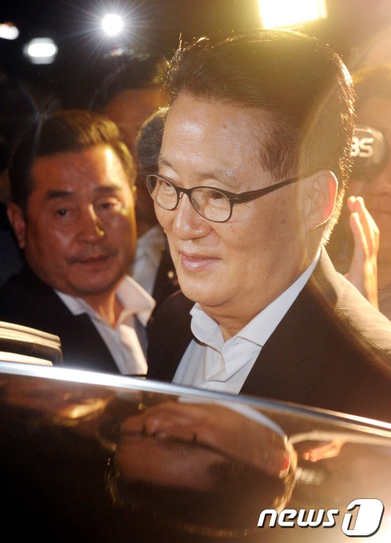 (서울=뉴스1) 이정선 기자 = 저축은행 금품수수 혐의를 받고 있는 박지원 민주통합당 원내대표가 1일 새벽 서울 서초구 대검찰청에서 11시간 가량의 조사를 받은 후 귀가 하고 있다 …