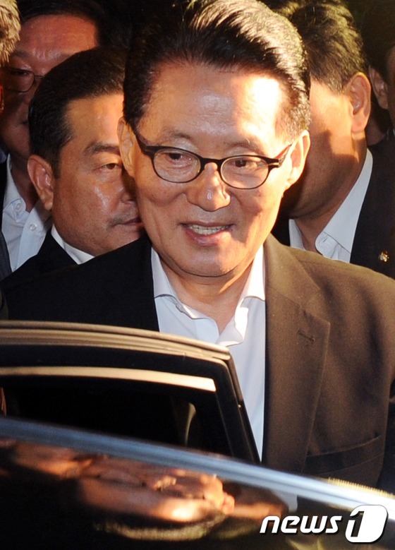 (서울=뉴스1) 이정선 기자 = 저축은행 금품수수 혐의를 받고 있는 박지원 민주통합당 원내대표가 1일 새벽 서울 서초구 대검찰청에서 11시간 가량의 조사를 받은 후 귀가 하고 있다 …