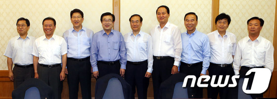 (서울=뉴스1) 이광호 기자 = 새누리당 서병수 사무총장(왼쪽 네번째)과 국회 행안위 소속 권성동 의원(왼쪽 세번째), 서필언 행안부 제1차관(왼쪽 다섯번째) 등이 10일 오전 국 …