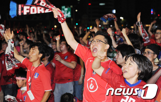(서울=뉴스1) 송원영 기자 = 런던올림픽 3·4위전 경기에서 한국이 일본을 2대0으로 이기고 올림픽 축구에서 동메달을 획득한 11일 새벽 서울 중구 서울광장에 모여 응원을 하는 …