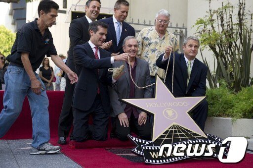 본문 이미지 - 미국 유명 가수 닐 다이아몬드가 할리우드 '명예의 거리'에 이름을 올렸다. ©AFP= News1  