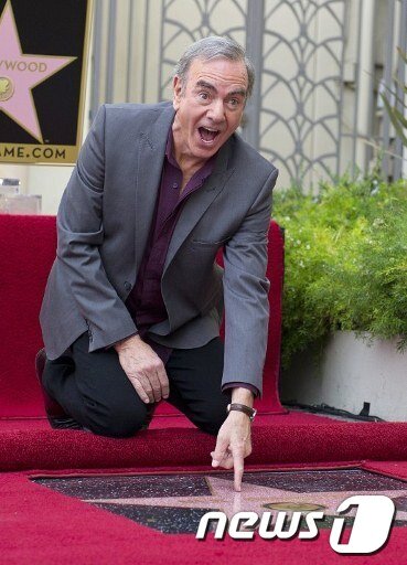 본문 이미지 - 미국 유명 가수 닐 다이아몬드가 할리우드 '명예의 거리'에 이름을 올렸다. ©AFP= News1  