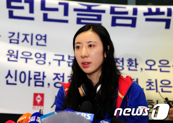 (영종도=뉴스1) 안은나 인턴기자 = 2012 런던올림픽 펜싱 여자 에페 단체전에서 은메달을 딴 신아람 선수가 11일 오후 인천국제공항을 통해 입국, 취재진의 질의에 답하고 있다. …